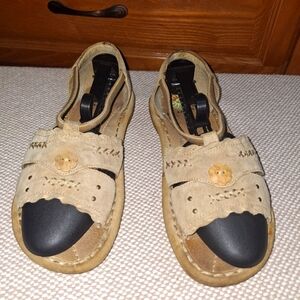 Earth Spirit Gelron 2000 Stylish Tan Open Toe Sandals In A Size 8.5.